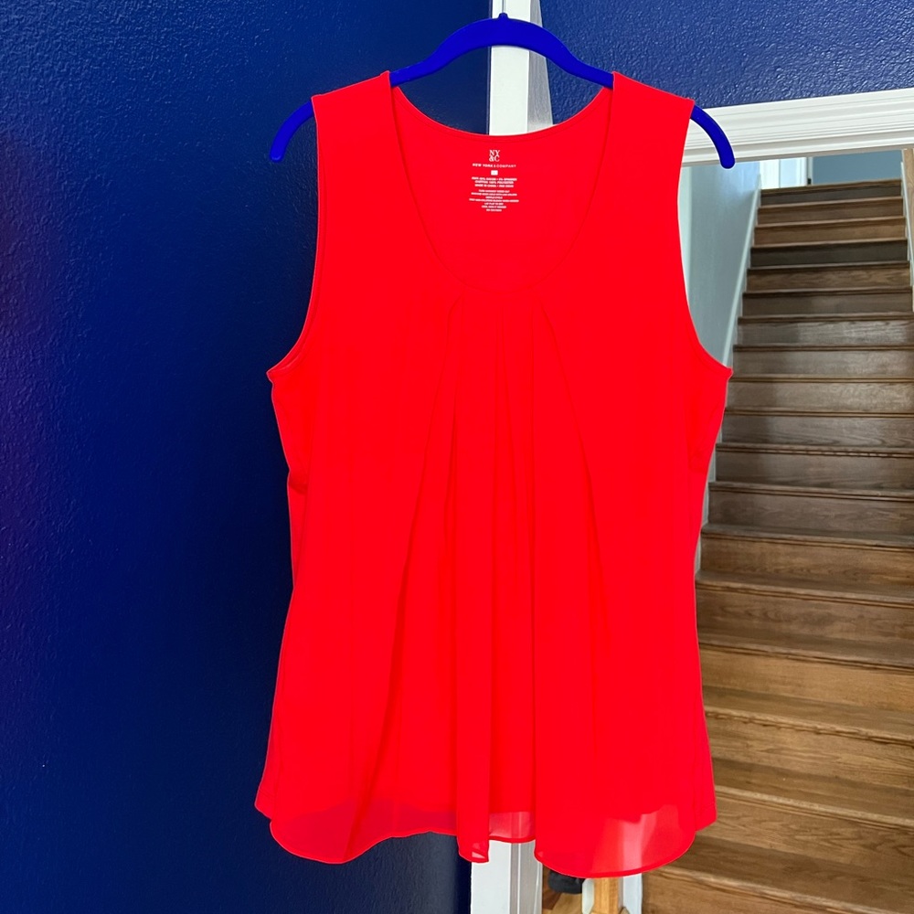 New York & Co red flowing tank blouse. L